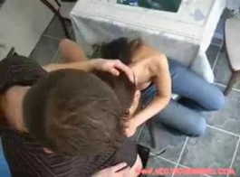 امرأة سمراء ناضجة هي ممارسة الجنس الشرجي لطيف أمام الكاميرا، لأنها تحتاج إلى المال