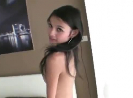 فتاة نحيفة الآسيوية مع كس شعر هو مص الديك الدهون في غرفة فندق عشوائية.