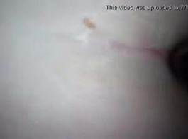 دجاجة فرخ بيضاء مع الثدي الصغيرة تتلاشى برتقالي طبيعي في هذا الفيديو الجنس الساخن