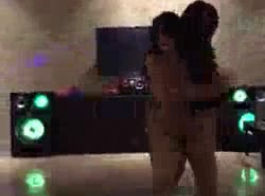 الفتيات مثير يرقص في النادي الليلي وامتصاص الديوك قبل ممارسة الجنس الساخن
