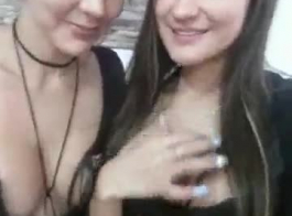 امرأة كولومبية ترتدي ملابس داخلية مزركشة أثناء الاستعداد لممارسة الجنس مع عميل أقرن.