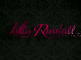 رايلي ريد هي امرأة سمراء مثيرة للغاية تحب أن تمتص أداة صعبة كبيرة لشخص غريب