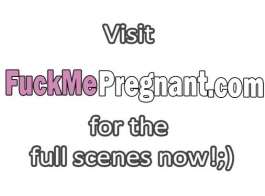 حامل امرأة سمراء فاتنة اللعب مع العضو التناسلي النسوي البريطاني المشاغب