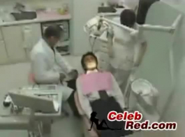 اللعنة قرنية طبيب أسنان مطروق من قبل فتاة مريض.