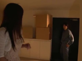 يلعب مايا بروكز مع ثديها وجمله أمام الكاميرا، فقط للمتعة.