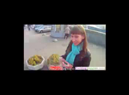 مثير امرأة سمراء الروسية الروسية في جوارب مص الديك الثابت في موقف راعية البقر عكس.