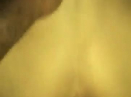 الرجل الأسود على وشك ممارسة الجنس أمام الكاميرا الخفية بينما تلعق جبهة مورو قرنية وجهه