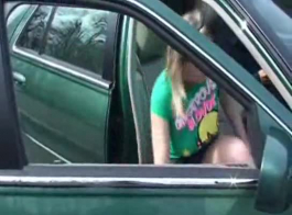 فتاة قرنية في السيارة مع والدها الوسيم ، بينما يتم امتصاصها في المؤخرة