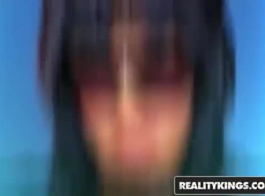 مايا بيجو مارس الجنس بواسطة الديوك المتعددة أثناء ربطها.