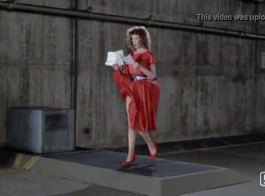 امرأة ذات شعر أحمر تقلع ملابسها أمام الكاميرا، لإدراج دسار.