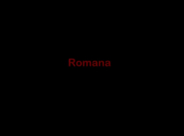 كان رومانا يرتدي موحد مدرستها أثناء الاستعداد لمغامرة الجنس مع رجل.