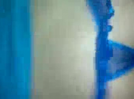جبهة مورو شقراء قرنية، يلعب جاي الصيف مع ثديها ونقع كس الرطب في الحوض.
