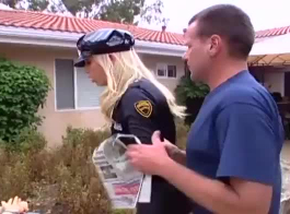 شرطي مفلس يمارس الجنس مع مراهق ورجل أصلع في نفس الوقت.
