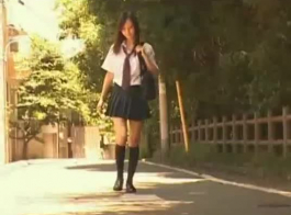 في سن المراهقة اليابانية مذهلة تبدو رائعة في ملابسها الداخلية منقوشة.