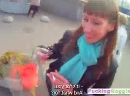 امرأة سمراء الروسية مع كبير الثدي، إنسا كيت يركع وامتصاص العديد من الديوك، في إحدى المرء.