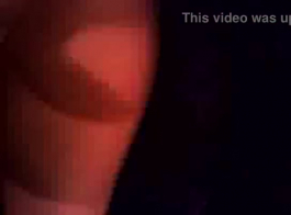 امرأة سمراء صديقة تمتص الديك ويحصل على مارس الجنس في كس ضيق.